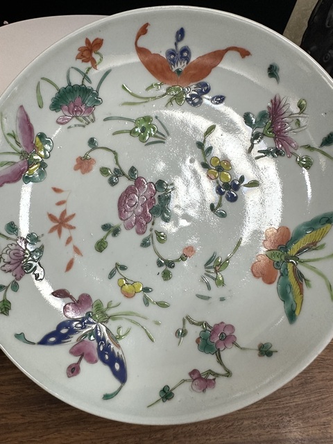 古玩陶瓷清中期粉彩花卉蝴蝶紋盤拍賣，當前價格2500元