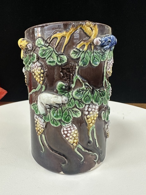 古玩陶瓷清末民初素三彩堆塑松鼠葡萄花卉紋筆筒拍賣，當前價格3888元