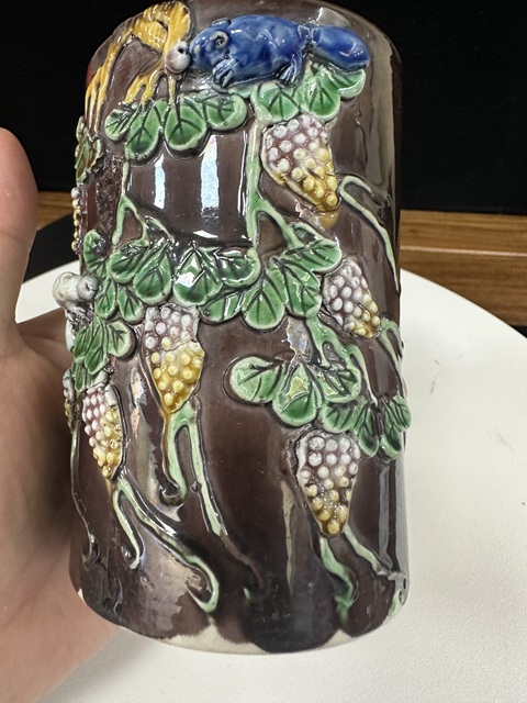 古玩陶瓷清末民初素三彩堆塑松鼠葡萄花卉紋筆筒拍賣，當前價格3888元