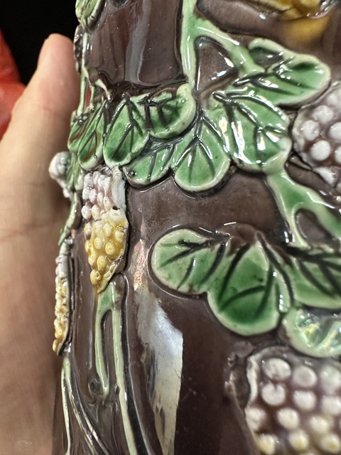 古玩陶瓷清末民初素三彩堆塑松鼠葡萄花卉紋筆筒拍賣，當前價格3888元