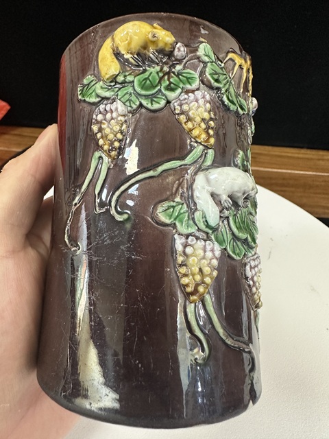 古玩陶瓷清末民初素三彩堆塑松鼠葡萄花卉紋筆筒拍賣，當前價格3888元