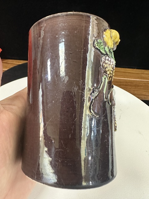 古玩陶瓷清末民初素三彩堆塑松鼠葡萄花卉紋筆筒拍賣，當前價格3888元