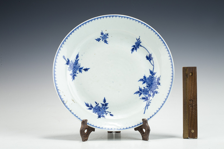古玩陶瓷清晚·青花花卉紋折沿盤真品鑒賞圖