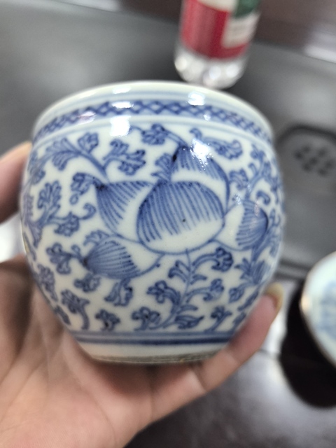 古玩陶瓷花卉紋青花缸真品鑒賞圖