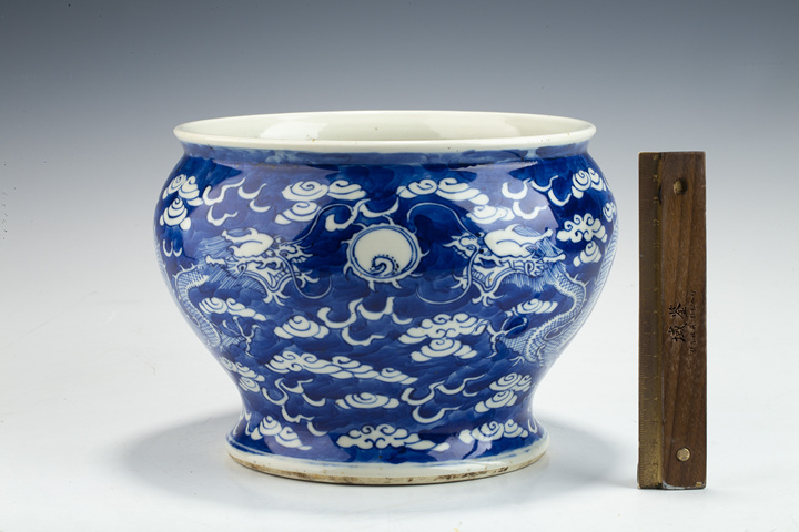 古玩陶瓷清晚·青花留白雙龍戲珠紋廣口罐真品鑒賞圖