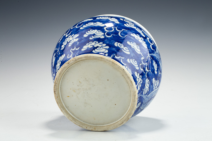 古玩陶瓷清晚·青花留白雙龍戲珠紋廣口罐真品鑒賞圖