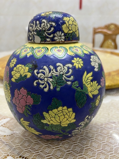 古玩陶瓷花卉紋粉彩罐真品鑒賞圖