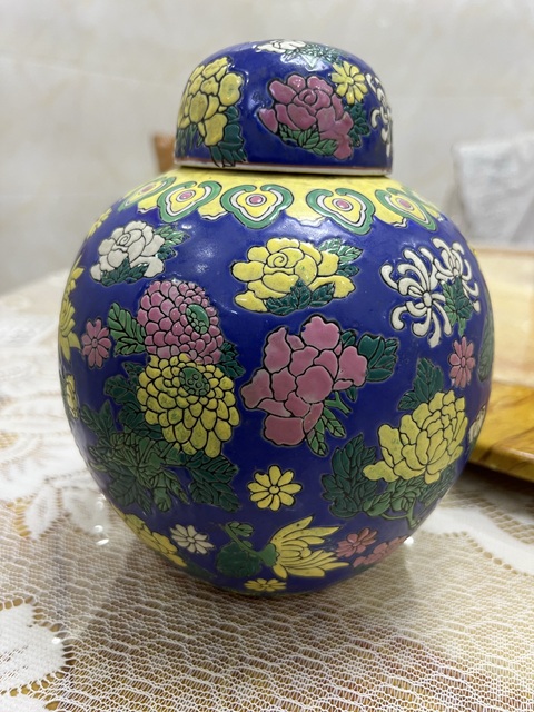古玩陶瓷花卉紋粉彩罐真品鑒賞圖