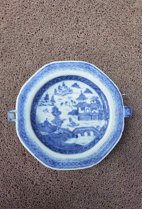 古玩陶瓷樓臺亭閣山水紋青花溫盤真品鑒賞圖