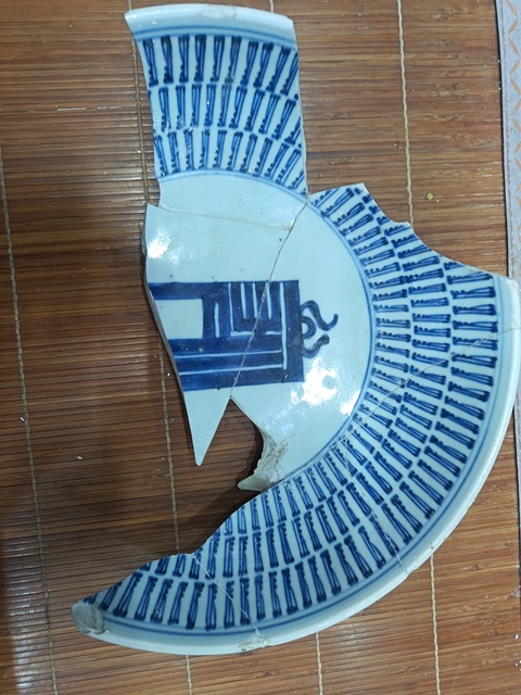 古玩陶瓷梵字紋青花盤標本真品鑒賞圖