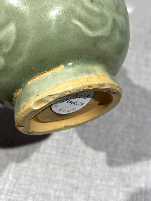 古玩陶瓷明龍泉模印雙耳瓶真品鑒賞圖