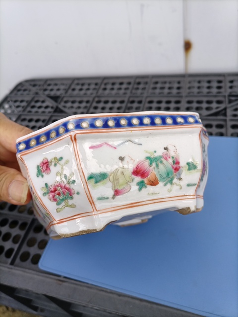 古玩陶瓷嬰戲紋粉彩八方水仙盆真品鑒賞圖