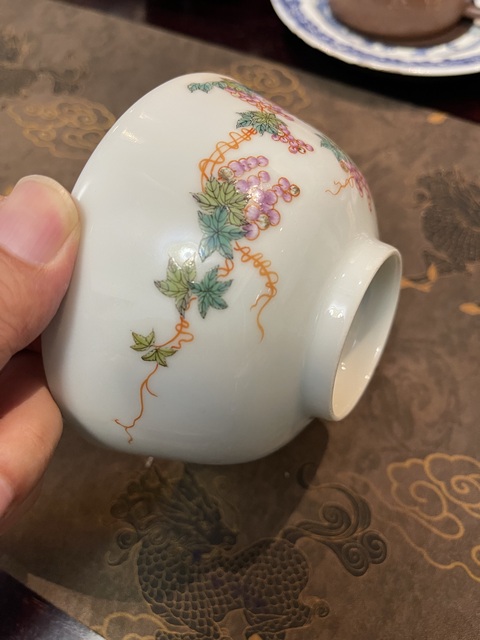 古玩陶瓷粉彩松鼠葡萄紋碗真品鑒賞圖