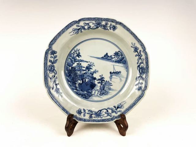 古玩陶瓷清乾隆·青花人物泛舟山水八方盤真品鑒賞圖