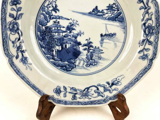 古玩陶瓷清乾隆·青花人物泛舟山水八方盤真品鑒賞圖