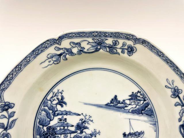 古玩陶瓷清乾隆·青花人物泛舟山水八方盤真品鑒賞圖