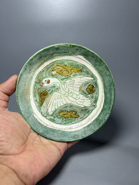 古玩陶瓷遼三彩刻仙鶴紋盤真品鑒賞圖