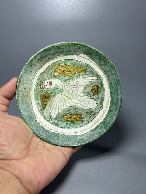 古玩陶瓷遼三彩刻仙鶴紋盤真品鑒賞圖
