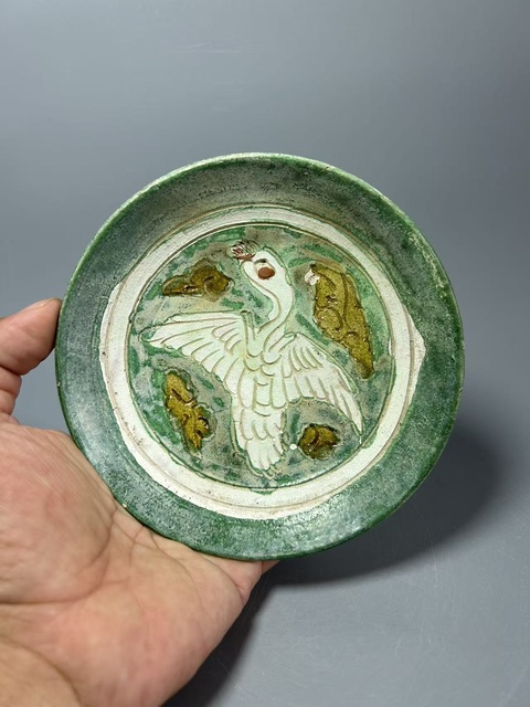 古玩陶瓷遼三彩刻仙鶴紋盤真品鑒賞圖