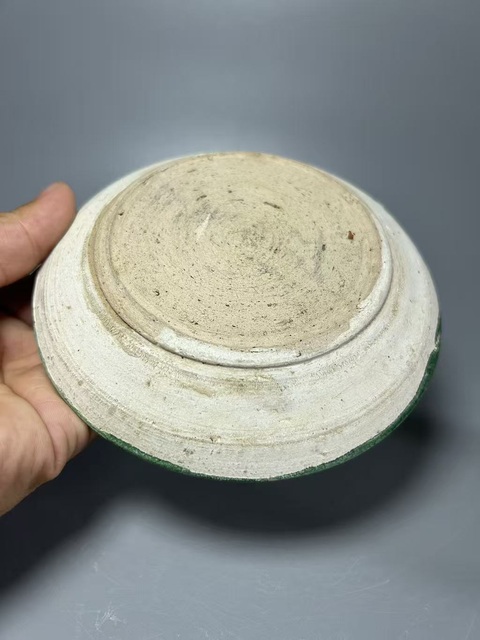 古玩陶瓷遼三彩刻仙鶴紋盤真品鑒賞圖