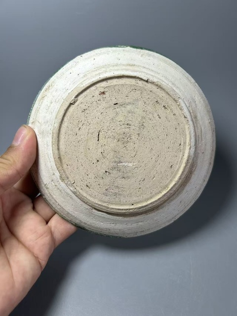 古玩陶瓷遼三彩刻仙鶴紋盤真品鑒賞圖
