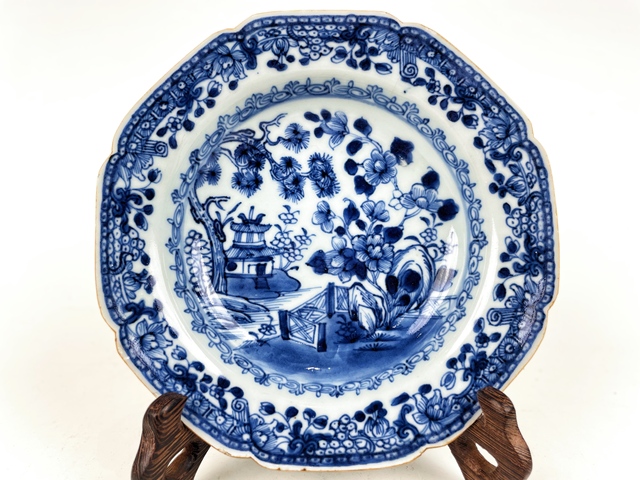 古玩陶瓷清中早期·青花山水樓閣紋折沿八方盤真品鑒賞圖
