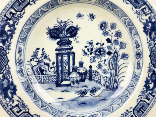 古玩陶瓷清早期·青花博古清貢盤真品鑒賞圖