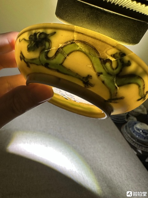 古玩陶瓷黃地刻赭綠龍紋盤真品鑒賞圖