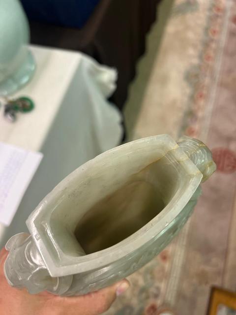 古玩玉器和田玉雕龍紋象耳瓶真品鑒賞圖
