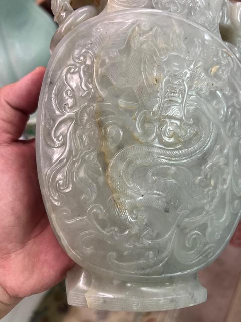 古玩玉器和田玉雕龍紋象耳瓶真品鑒賞圖