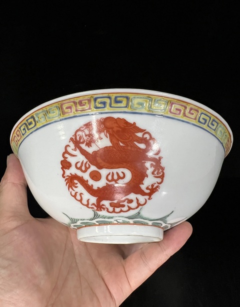 古玩陶瓷粉彩團龍紋碗真品鑒賞圖