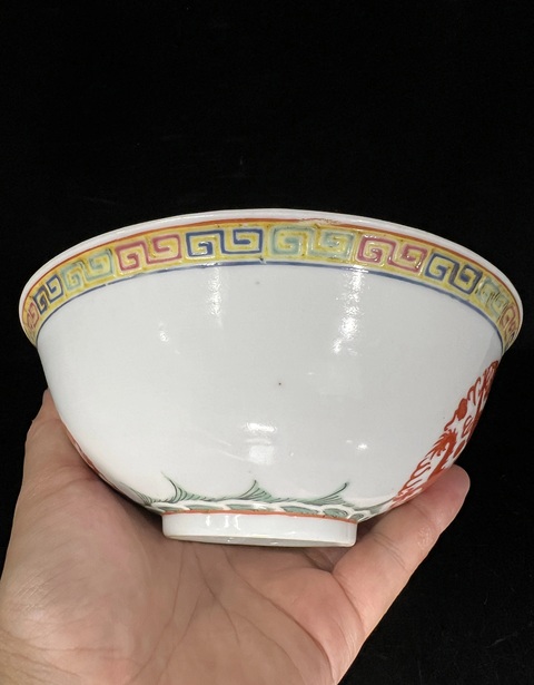 古玩陶瓷粉彩團龍紋碗真品鑒賞圖