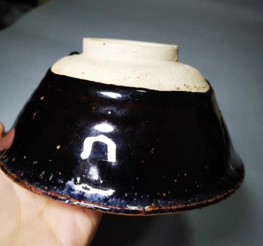 古玩陶瓷年份較晚的黑釉點梅花紋盞真品鑒賞圖