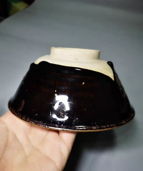 古玩陶瓷年份較晚的黑釉點梅花紋盞真品鑒賞圖