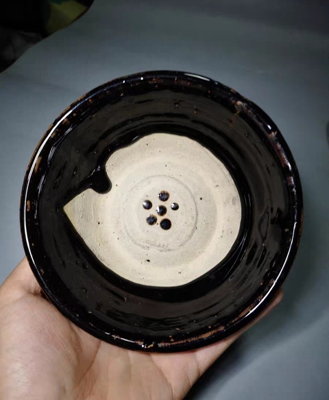 古玩陶瓷年份較晚的黑釉點梅花紋盞真品鑒賞圖