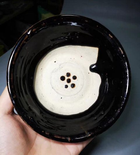 古玩陶瓷年份較晚的黑釉點梅花紋盞真品鑒賞圖