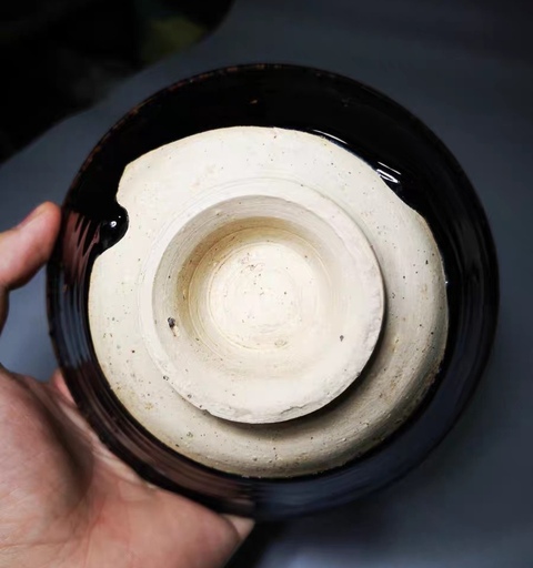 古玩陶瓷年份較晚的黑釉點梅花紋盞真品鑒賞圖