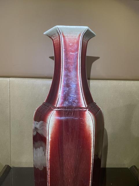 古玩陶瓷紅釉六方瓶真品鑒賞圖