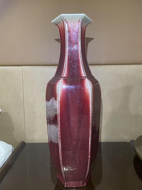 古玩陶瓷紅釉六方瓶真品鑒賞圖