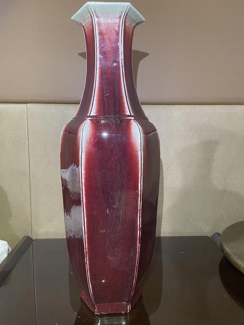 古玩陶瓷紅釉六方瓶真品鑒賞圖