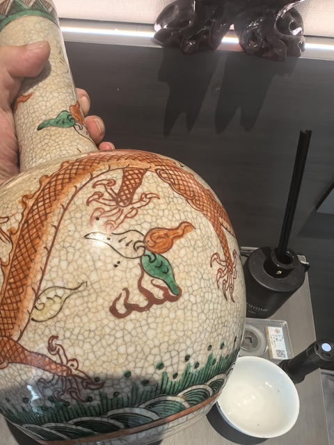 古玩陶瓷哥釉地龍紋天球瓶真品鑒賞圖