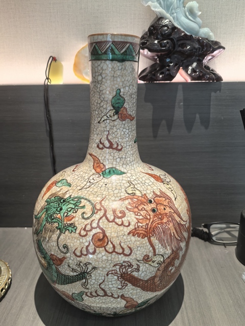 古玩陶瓷哥釉地龍紋天球瓶真品鑒賞圖