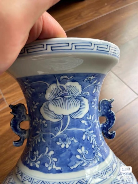 古玩陶瓷花卉紋青花雙耳盤口瓶真品鑒賞圖