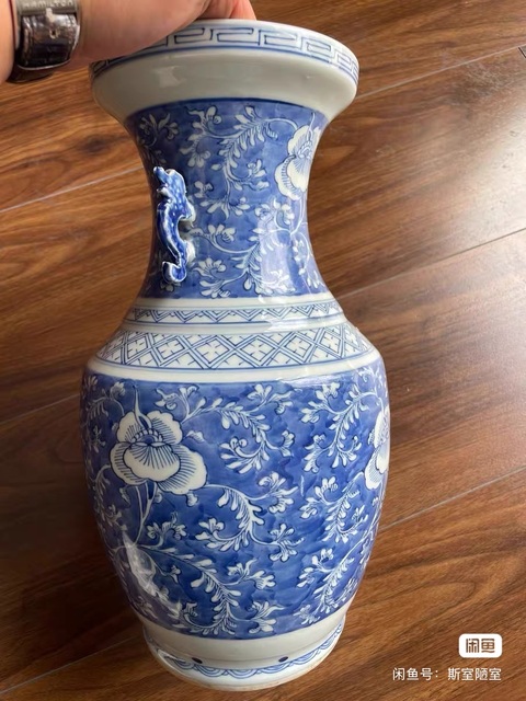 古玩陶瓷花卉紋青花雙耳盤口瓶真品鑒賞圖