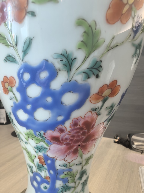 古玩陶瓷花卉紋粉彩雞腿蓋瓶真品鑒賞圖