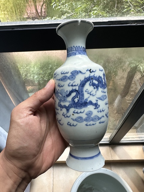 古玩陶瓷青花淡描龍鳳紋撇口瓶真品鑒賞圖