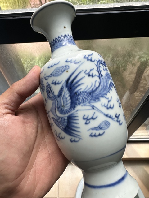 古玩陶瓷青花淡描龍鳳紋撇口瓶真品鑒賞圖