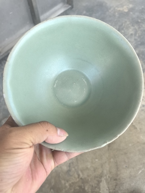 古玩陶瓷龍泉青瓷刻仰蓮紋碗真品鑒賞圖