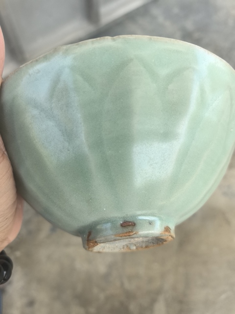 古玩陶瓷龍泉青瓷刻仰蓮紋碗真品鑒賞圖