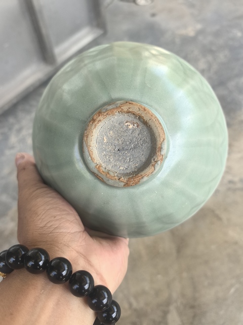 古玩陶瓷龍泉青瓷刻仰蓮紋碗真品鑒賞圖